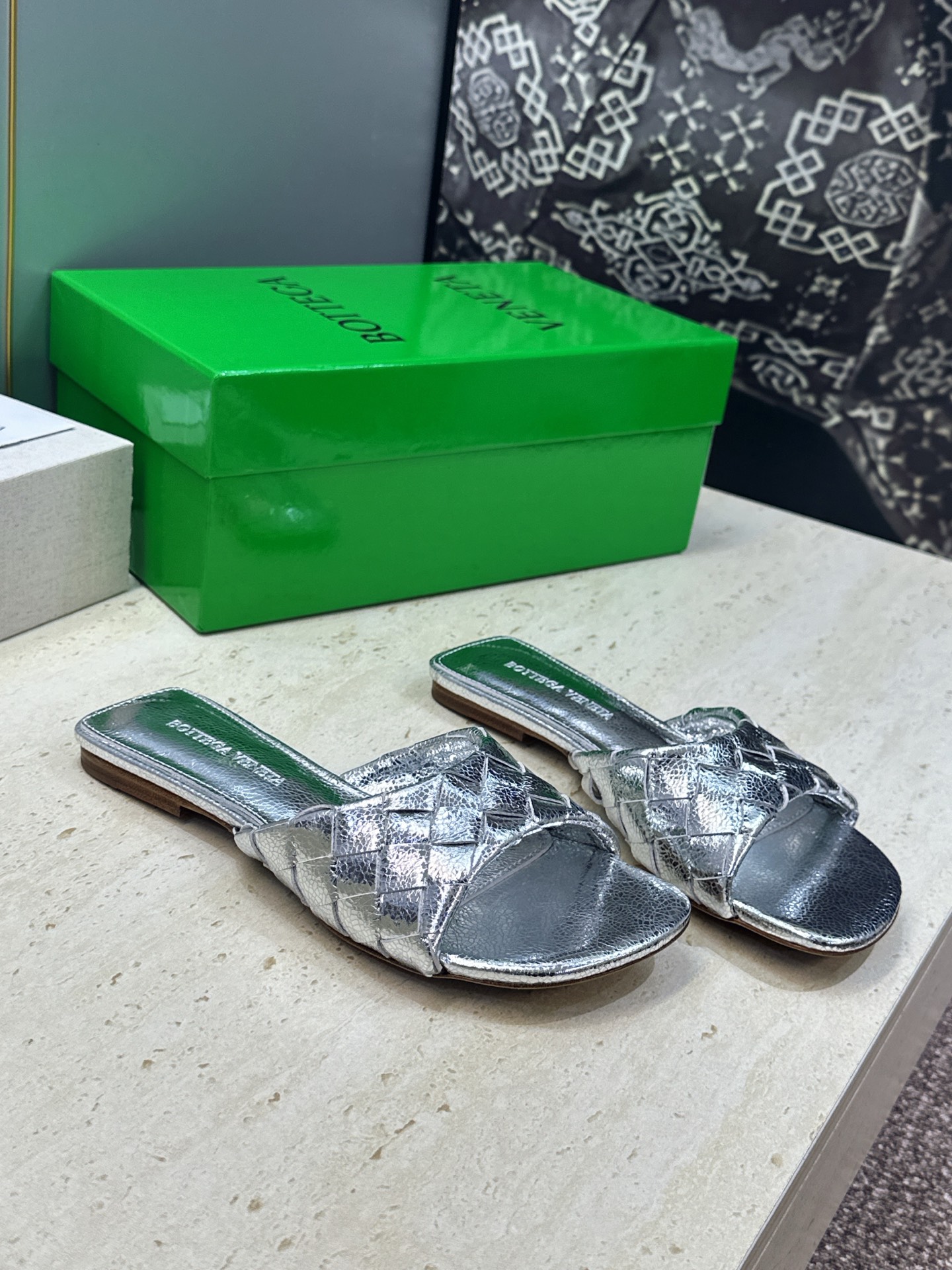 Bottega Veneta 葆蝶家2026春夏新款编织沙滩女鞋 BV字母logo平底方头露趾凉拖鞋 材质:鞋面进口小牛
