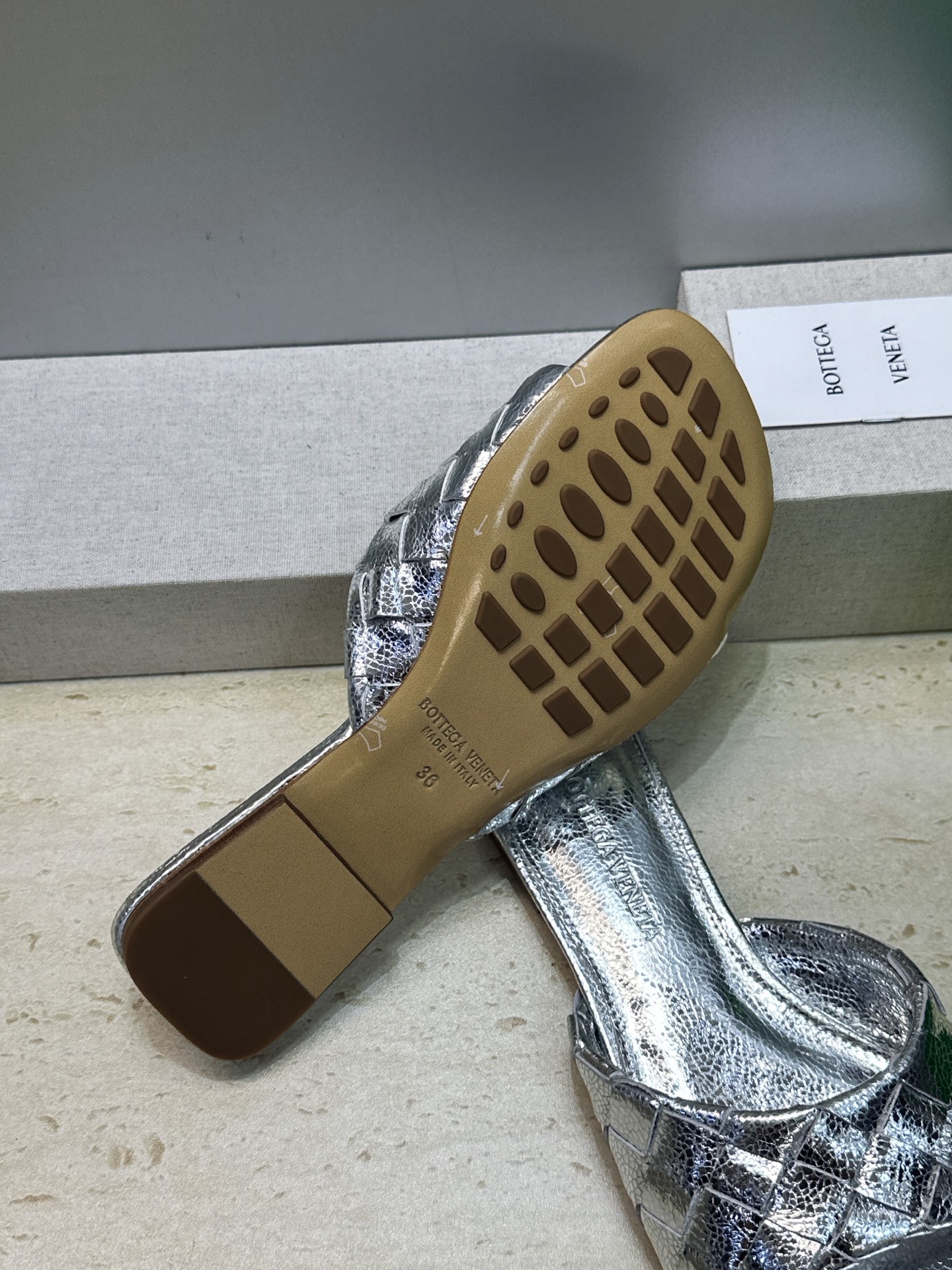 Bottega Veneta 葆蝶家2026春夏新款编织沙滩女鞋 BV字母logo平底方头露趾凉拖鞋 材质:鞋面进口小牛