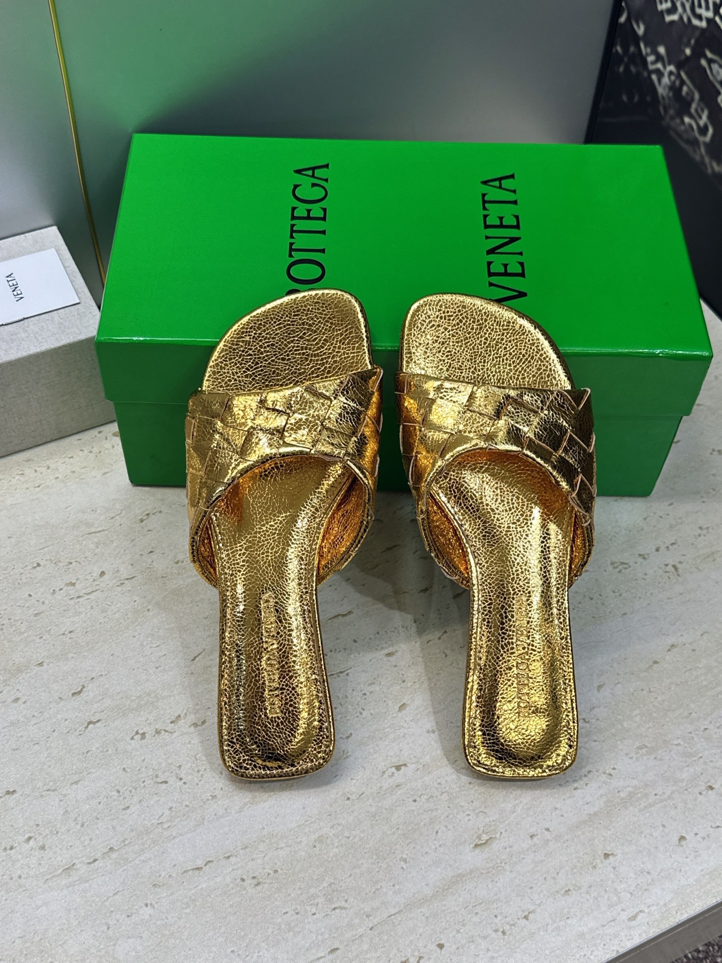 Bottega Veneta 葆蝶家2026春夏新款编织沙滩女鞋 BV字母logo平底方头露趾凉拖鞋 材质:鞋面进口小牛 Bottega Veneta 葆蝶家2026春夏新款编织沙滩女鞋 BV字母logo平底方头露趾凉拖鞋 材质:鞋面进口小牛