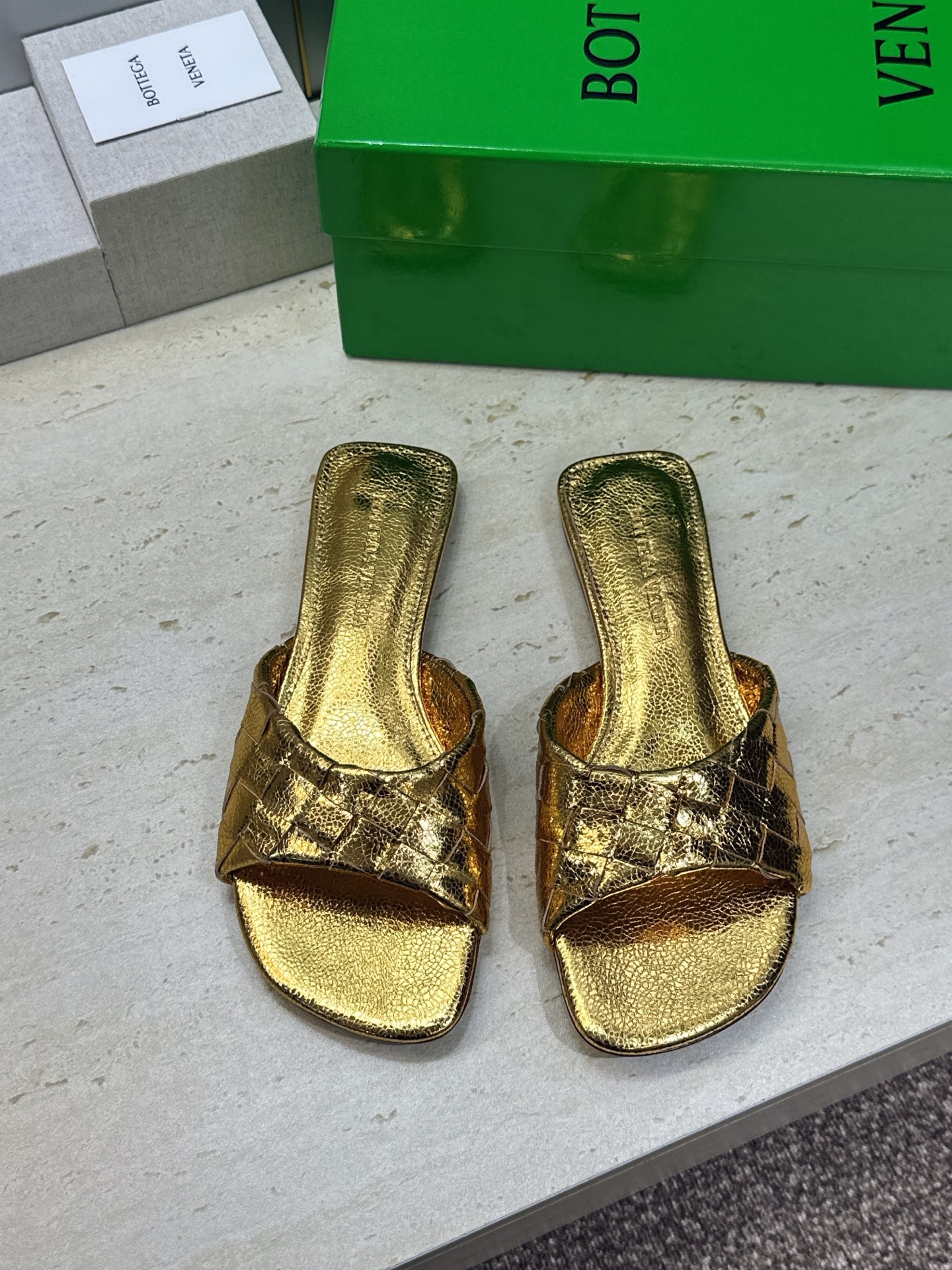 Bottega Veneta 葆蝶家2026春夏新款编织沙滩女鞋 BV字母logo平底方头露趾凉拖鞋 材质:鞋面进口小牛 Bottega Veneta 葆蝶家2026春夏新款编织沙滩女鞋 BV字母logo平底方头露趾凉拖鞋 材质:鞋面进口小牛