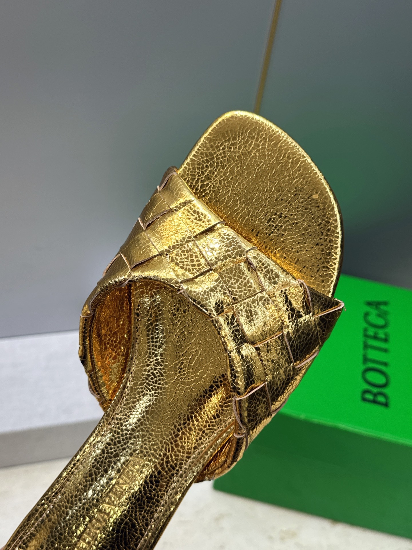Bottega Veneta 葆蝶家2026春夏新款编织沙滩女鞋 BV字母logo平底方头露趾凉拖鞋 材质:鞋面进口小牛 Bottega Veneta 葆蝶家2026春夏新款编织沙滩女鞋 BV字母logo平底方头露趾凉拖鞋 材质:鞋面进口小牛