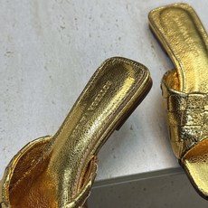 Bottega Veneta 葆蝶家2026春夏新款编织沙滩女鞋 BV字母logo平底方头露趾凉拖鞋 材质:鞋面进口小牛 Bottega Veneta 葆蝶家2026春夏新款编织沙滩女鞋 BV字母logo平底方头露趾凉拖鞋 材质:鞋面进口小牛