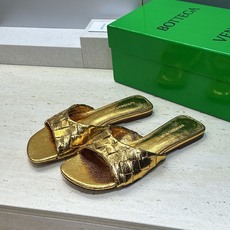 Bottega Veneta 葆蝶家2026春夏新款编织沙滩女鞋 BV字母logo平底方头露趾凉拖鞋 材质:鞋面进口小牛 Bottega Veneta 葆蝶家2026春夏新款编织沙滩女鞋 BV字母logo平底方头露趾凉拖鞋 材质:鞋面进口小牛