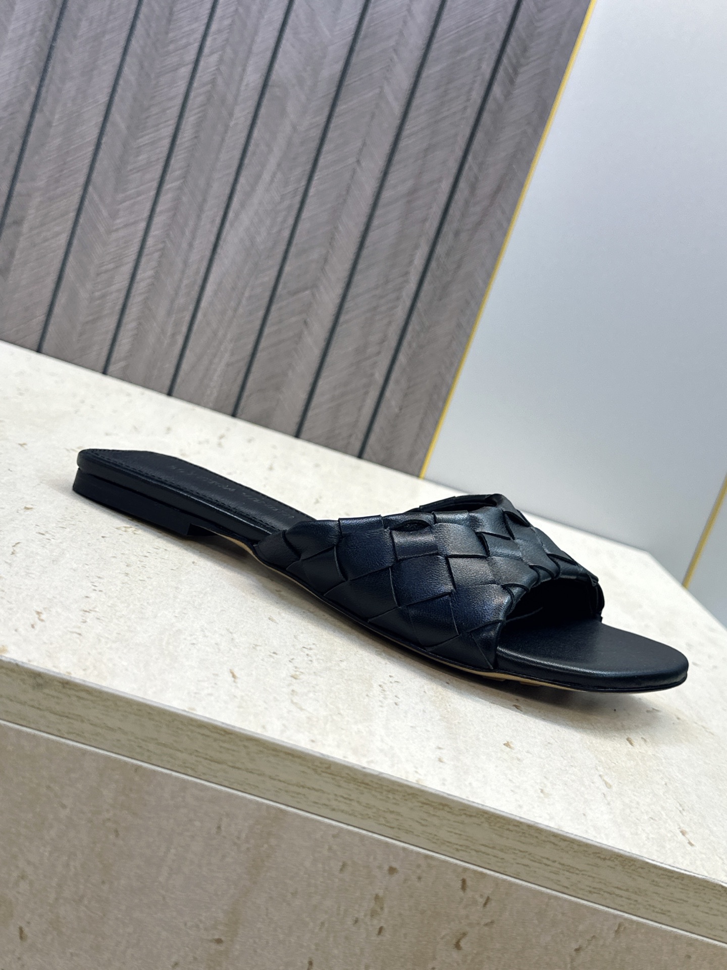Bottega Veneta 葆蝶家2026春夏新款编织沙滩女鞋 BV字母logo平底方头露趾凉拖鞋 材质:鞋面进口小牛 Bottega Veneta 葆蝶家2026春夏新款编织沙滩女鞋 BV字母logo平底方头露趾凉拖鞋 材质:鞋面进口小牛