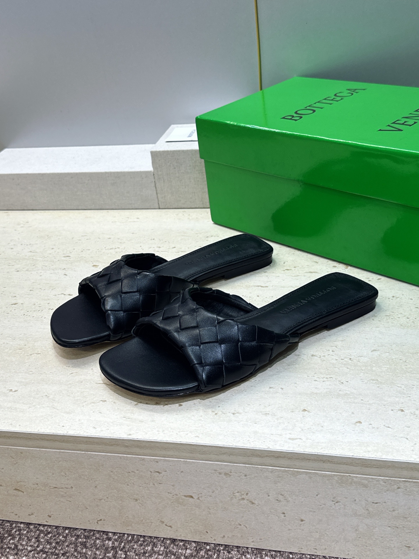 Bottega Veneta 葆蝶家2026春夏新款编织沙滩女鞋 BV字母logo平底方头露趾凉拖鞋 材质:鞋面进口小牛 Bottega Veneta 葆蝶家2026春夏新款编织沙滩女鞋 BV字母logo平底方头露趾凉拖鞋 材质:鞋面进口小牛