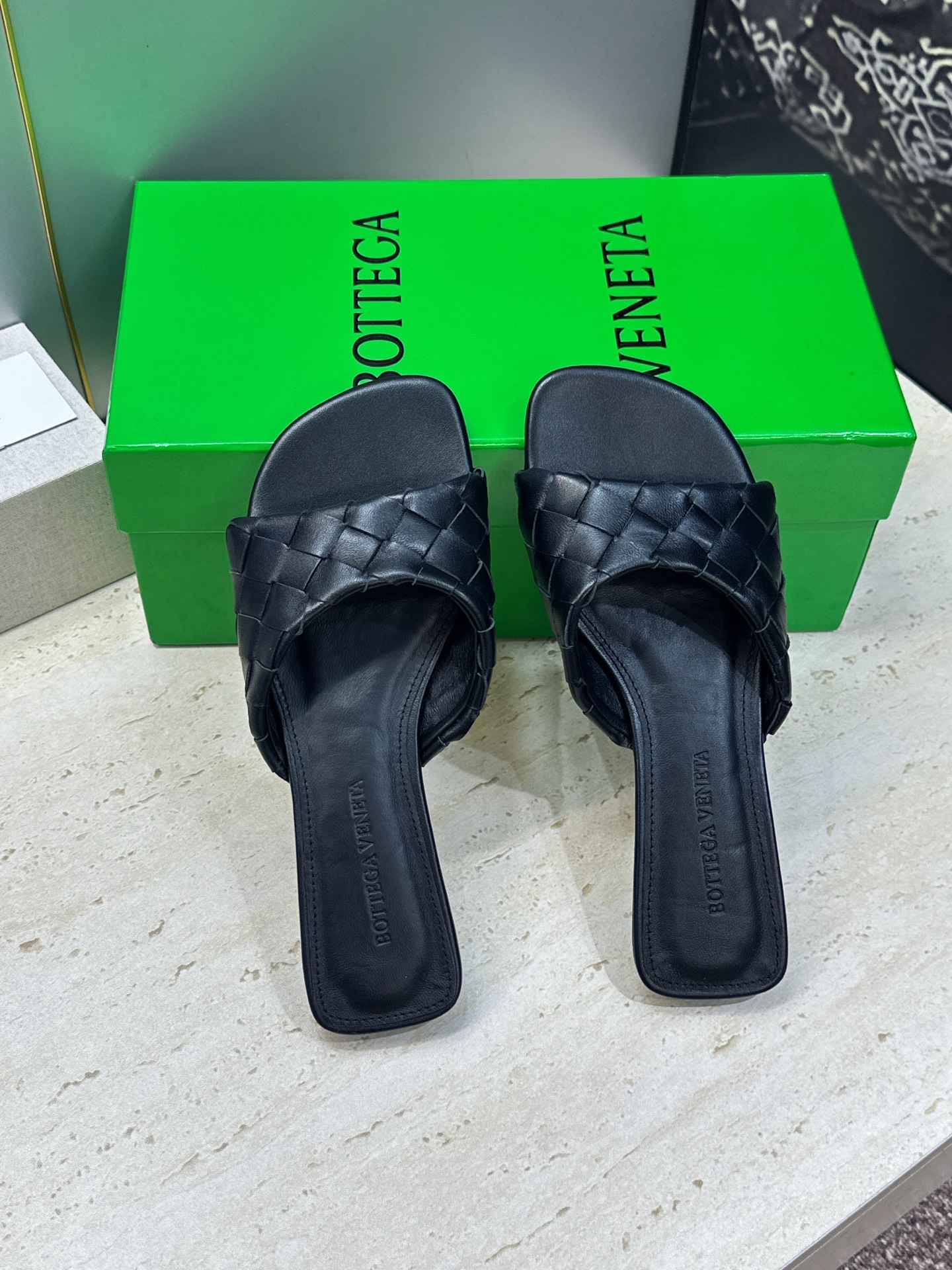 Bottega Veneta 葆蝶家2026春夏新款编织沙滩女鞋 BV字母logo平底方头露趾凉拖鞋 材质:鞋面进口小牛 Bottega Veneta 葆蝶家2026春夏新款编织沙滩女鞋 BV字母logo平底方头露趾凉拖鞋 材质:鞋面进口小牛