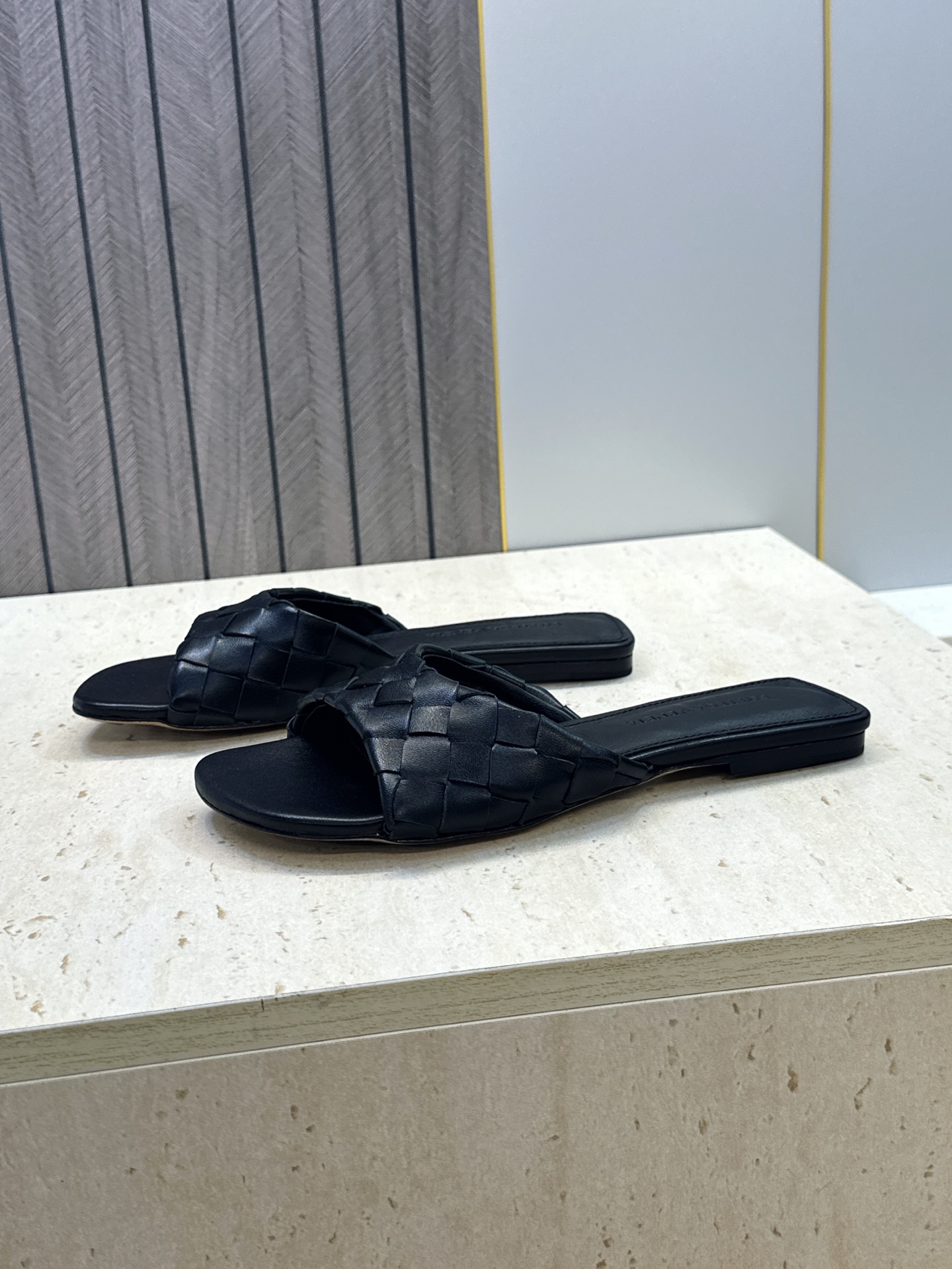 Bottega Veneta 葆蝶家2026春夏新款编织沙滩女鞋 BV字母logo平底方头露趾凉拖鞋 材质:鞋面进口小牛 Bottega Veneta 葆蝶家2026春夏新款编织沙滩女鞋 BV字母logo平底方头露趾凉拖鞋 材质:鞋面进口小牛
