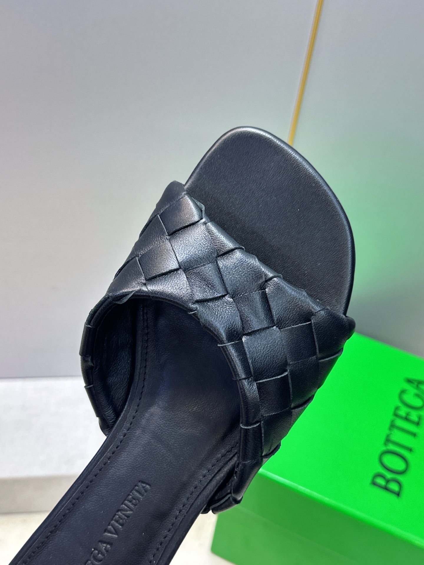 Bottega Veneta 葆蝶家2026春夏新款编织沙滩女鞋 BV字母logo平底方头露趾凉拖鞋 材质:鞋面进口小牛 Bottega Veneta 葆蝶家2026春夏新款编织沙滩女鞋 BV字母logo平底方头露趾凉拖鞋 材质:鞋面进口小牛