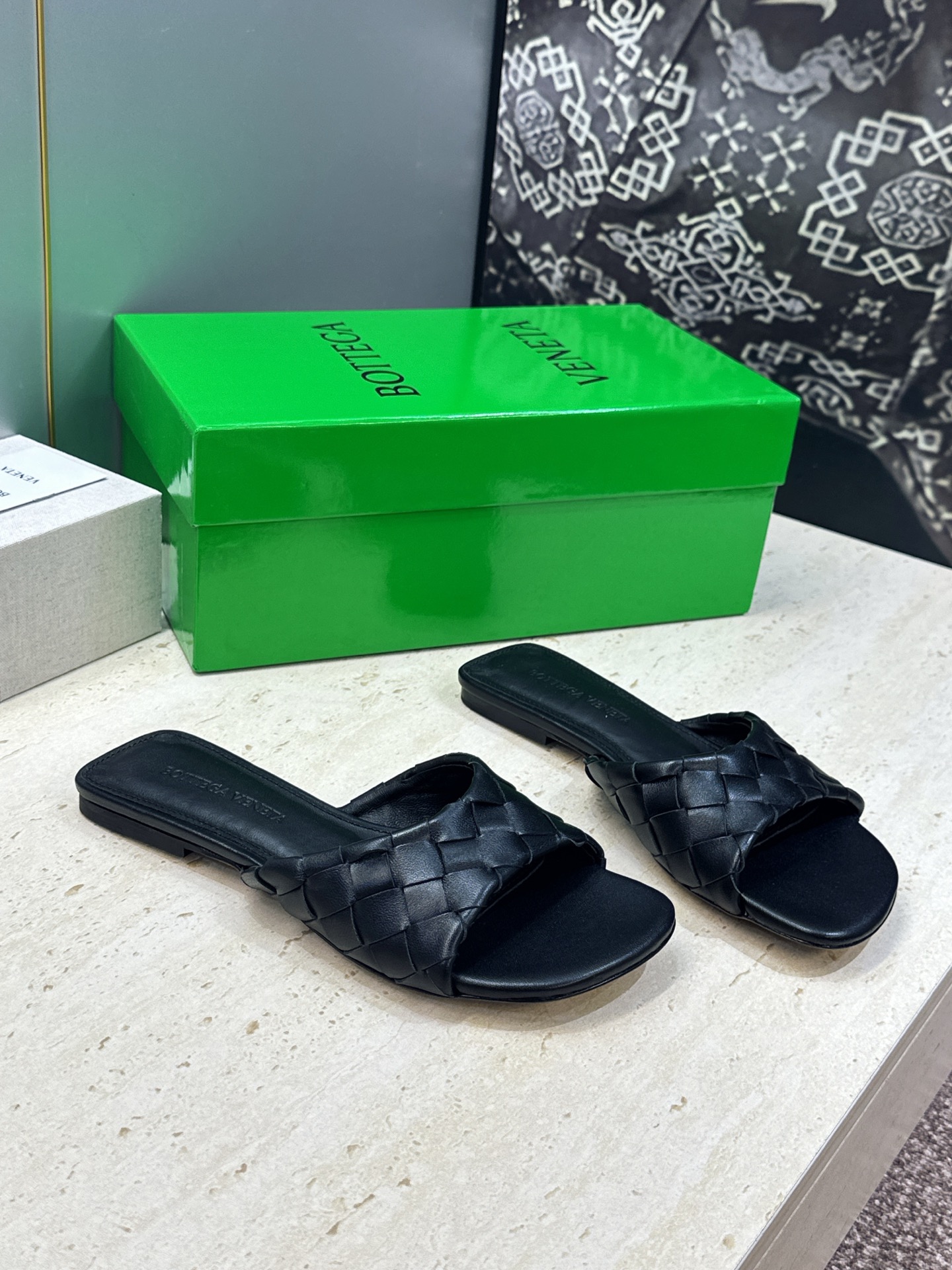 Bottega Veneta 葆蝶家2026春夏新款编织沙滩女鞋 BV字母logo平底方头露趾凉拖鞋 材质:鞋面进口小牛