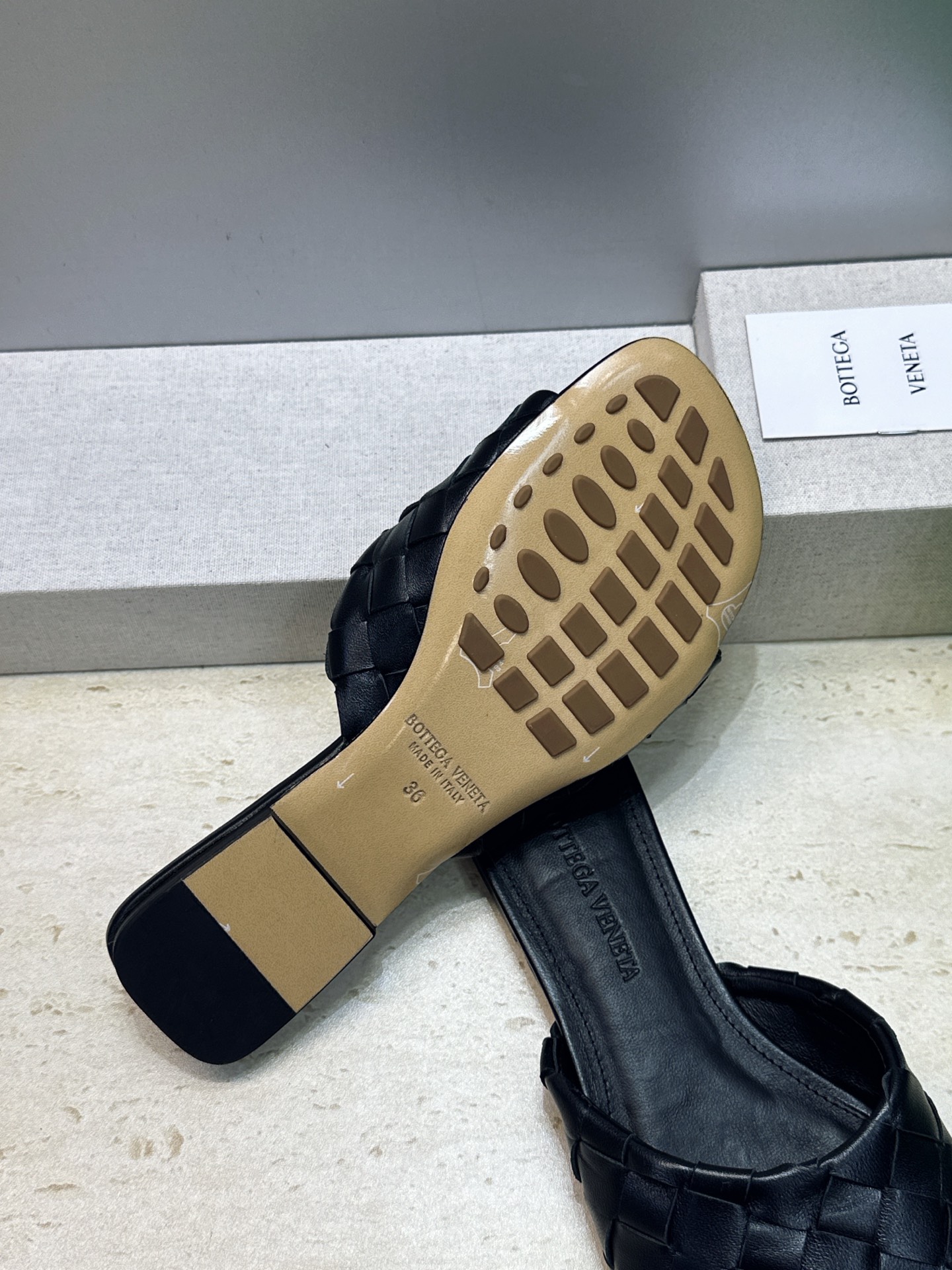 Bottega Veneta 葆蝶家2026春夏新款编织沙滩女鞋 BV字母logo平底方头露趾凉拖鞋 材质:鞋面进口小牛 Bottega Veneta 葆蝶家2026春夏新款编织沙滩女鞋 BV字母logo平底方头露趾凉拖鞋 材质:鞋面进口小牛