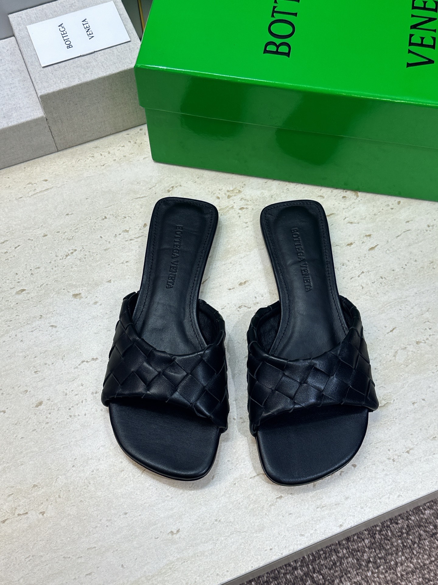 Bottega Veneta 葆蝶家2026春夏新款编织沙滩女鞋 BV字母logo平底方头露趾凉拖鞋 材质:鞋面进口小牛 Bottega Veneta 葆蝶家2026春夏新款编织沙滩女鞋 BV字母logo平底方头露趾凉拖鞋 材质:鞋面进口小牛