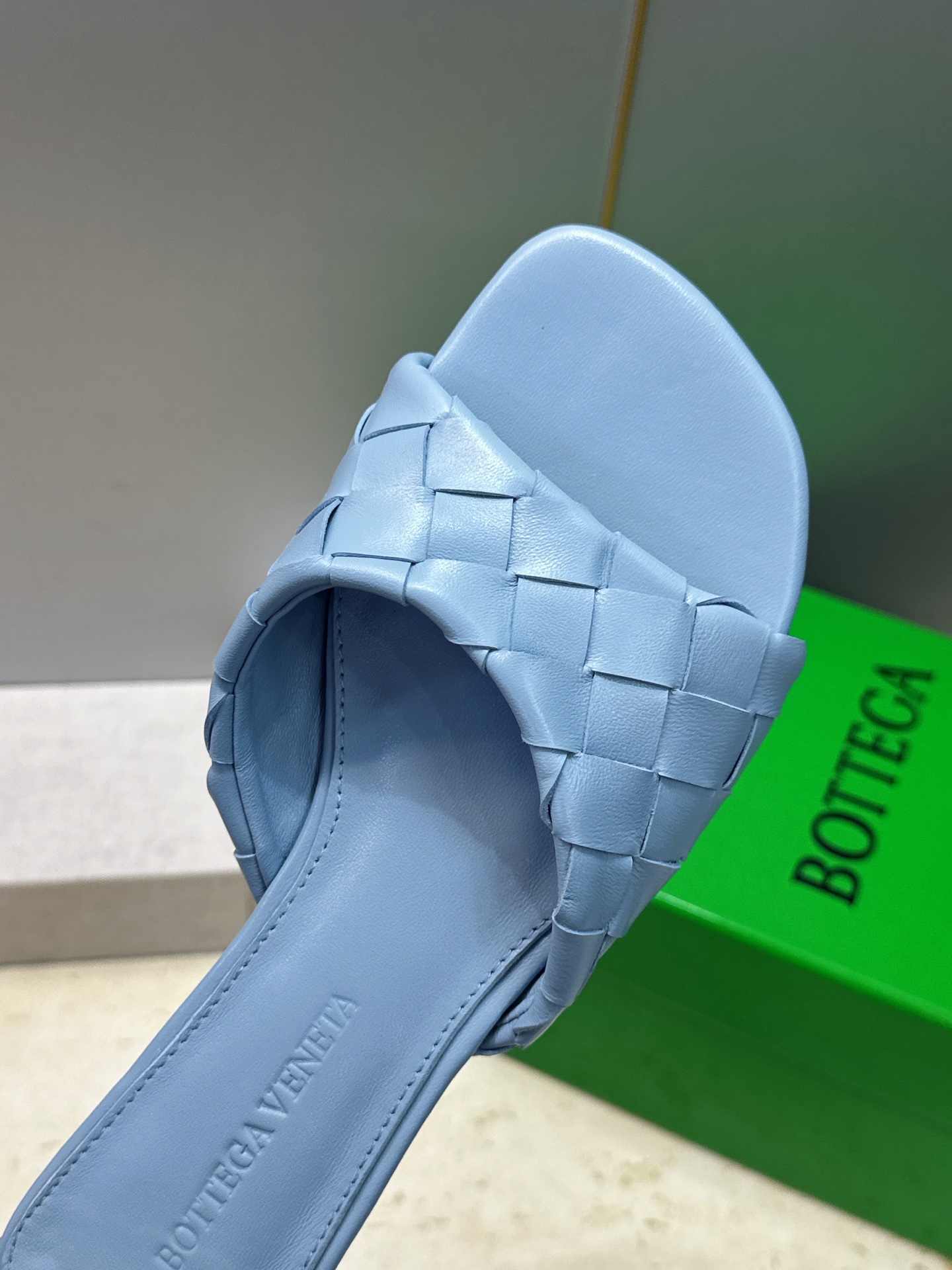 Bottega Veneta 葆蝶家2026春夏新款编织沙滩女鞋 BV字母logo平底方头露趾凉拖鞋 材质:鞋面进口小牛 Bottega Veneta 葆蝶家2026春夏新款编织沙滩女鞋 BV字母logo平底方头露趾凉拖鞋 材质:鞋面进口小牛