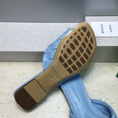 Bottega Veneta 葆蝶家2026春夏新款编织沙滩女鞋 BV字母logo平底方头露趾凉拖鞋 材质:鞋面进口小牛 Bottega Veneta 葆蝶家2026春夏新款编织沙滩女鞋 BV字母logo平底方头露趾凉拖鞋 材质:鞋面进口小牛