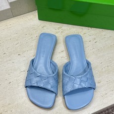 Bottega Veneta 葆蝶家2026春夏新款编织沙滩女鞋 BV字母logo平底方头露趾凉拖鞋 材质:鞋面进口小牛 Bottega Veneta 葆蝶家2026春夏新款编织沙滩女鞋 BV字母logo平底方头露趾凉拖鞋 材质:鞋面进口小牛