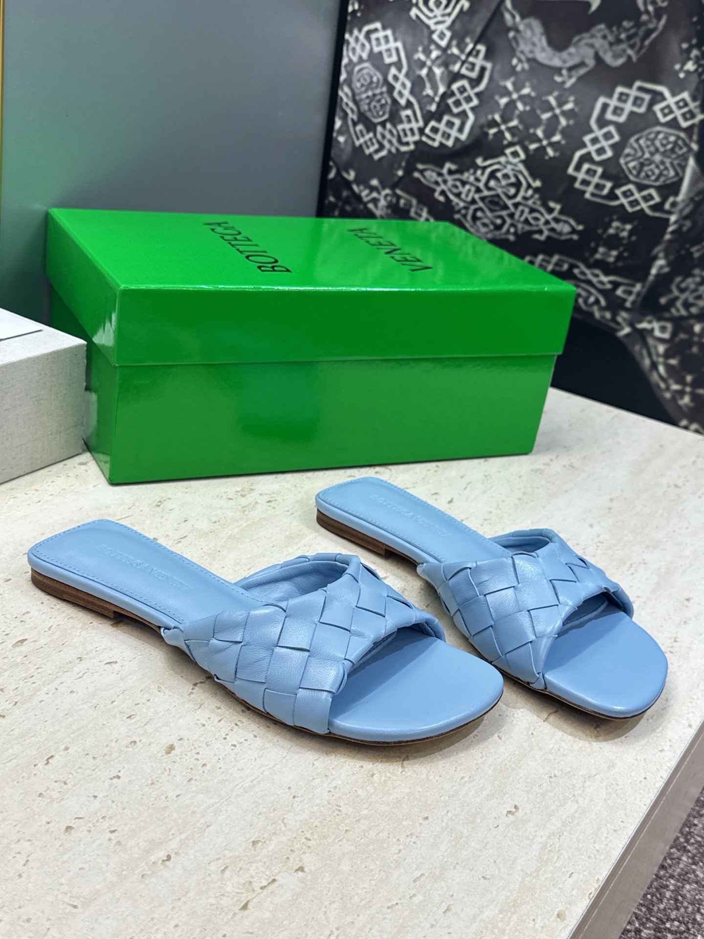 Bottega Veneta 葆蝶家2026春夏新款编织沙滩女鞋 BV字母logo平底方头露趾凉拖鞋 材质:鞋面进口小牛