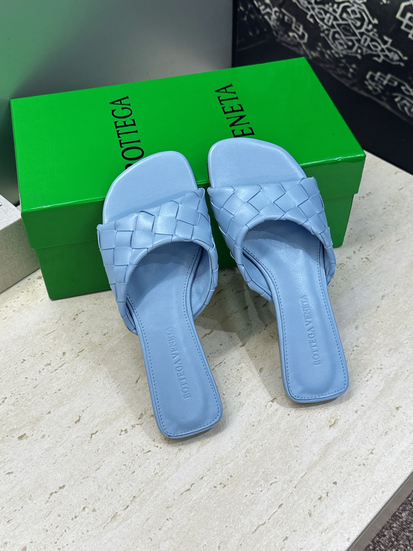 Bottega Veneta 葆蝶家2026春夏新款编织沙滩女鞋 BV字母logo平底方头露趾凉拖鞋 材质:鞋面进口小牛 Bottega Veneta 葆蝶家2026春夏新款编织沙滩女鞋 BV字母logo平底方头露趾凉拖鞋 材质:鞋面进口小牛