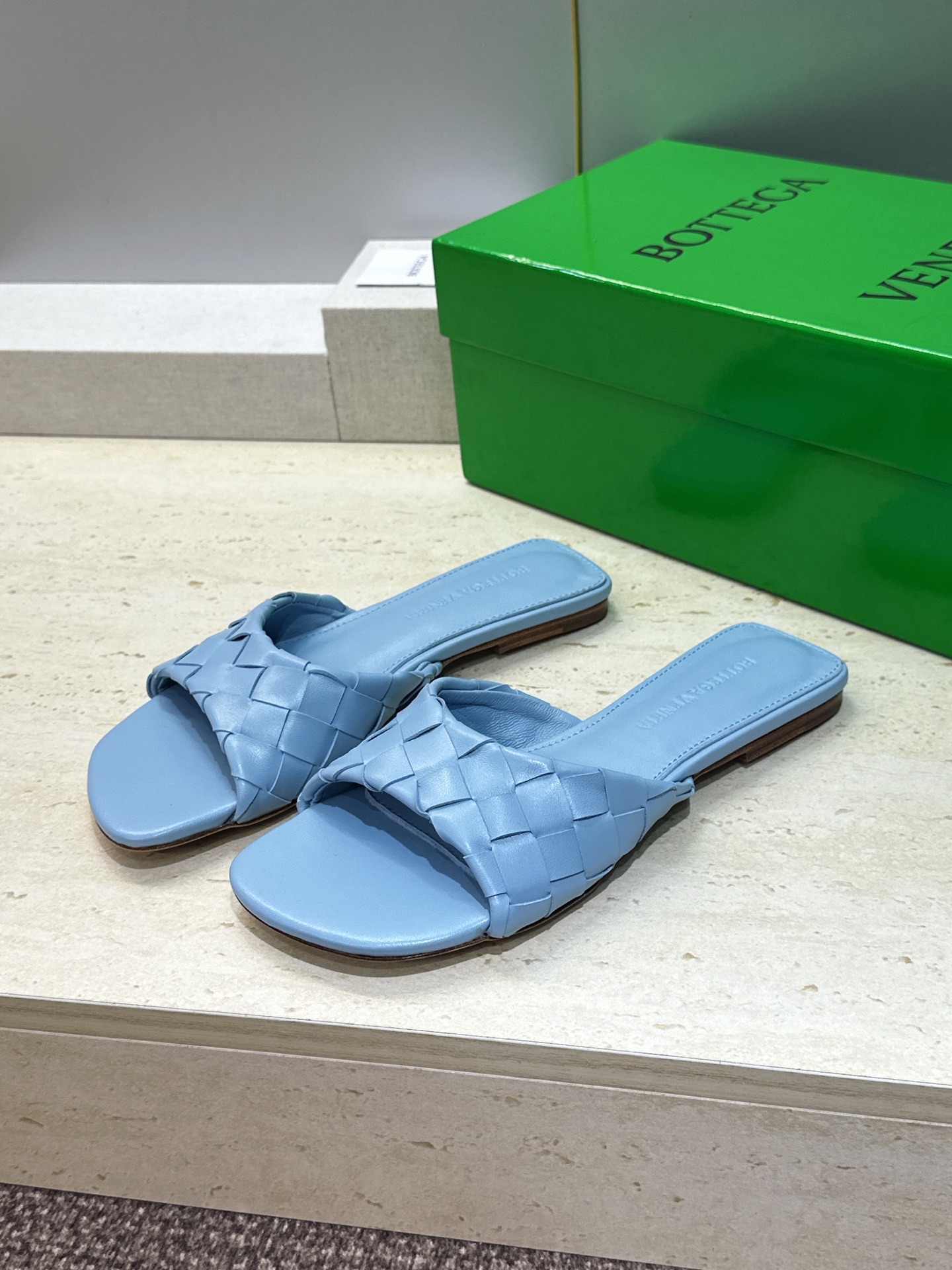 Bottega Veneta 葆蝶家2026春夏新款编织沙滩女鞋 BV字母logo平底方头露趾凉拖鞋 材质:鞋面进口小牛 Bottega Veneta 葆蝶家2026春夏新款编织沙滩女鞋 BV字母logo平底方头露趾凉拖鞋 材质:鞋面进口小牛