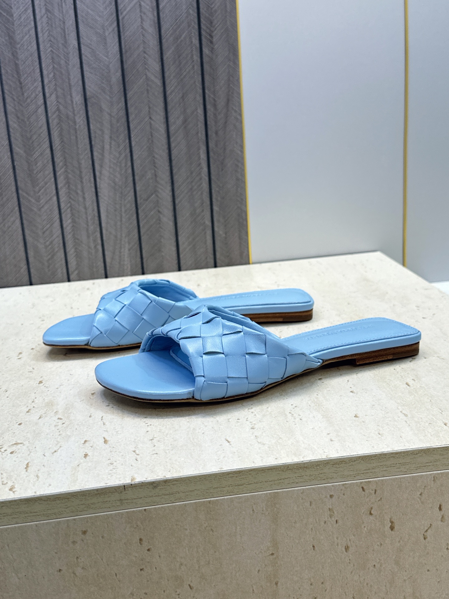 Bottega Veneta 葆蝶家2026春夏新款编织沙滩女鞋 BV字母logo平底方头露趾凉拖鞋 材质:鞋面进口小牛 Bottega Veneta 葆蝶家2026春夏新款编织沙滩女鞋 BV字母logo平底方头露趾凉拖鞋 材质:鞋面进口小牛