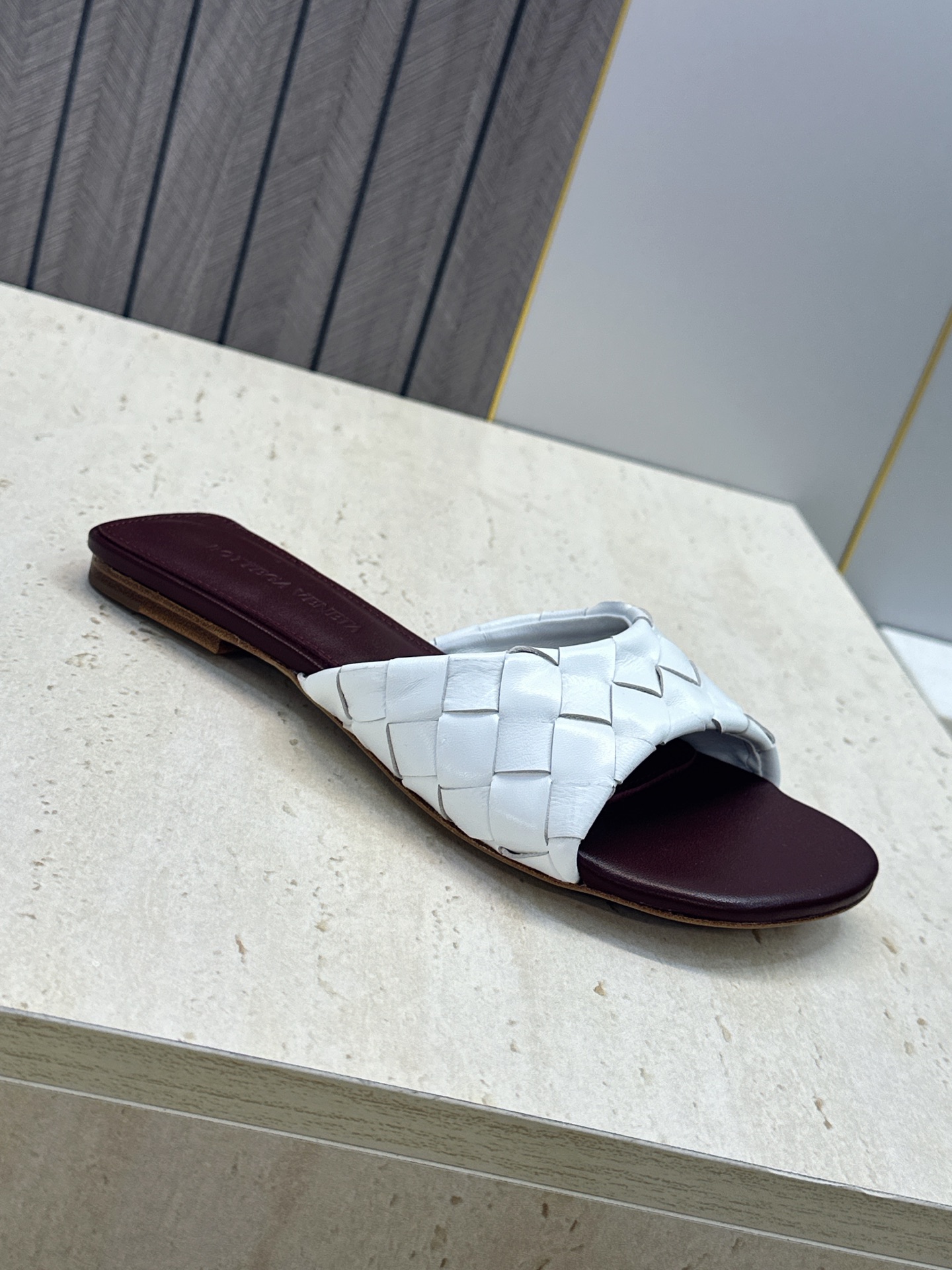 Bottega Veneta 葆蝶家2026春夏新款编织沙滩女鞋 BV字母logo平底方头露趾凉拖鞋 材质:鞋面进口小牛 Bottega Veneta 葆蝶家2026春夏新款编织沙滩女鞋 BV字母logo平底方头露趾凉拖鞋 材质:鞋面进口小牛