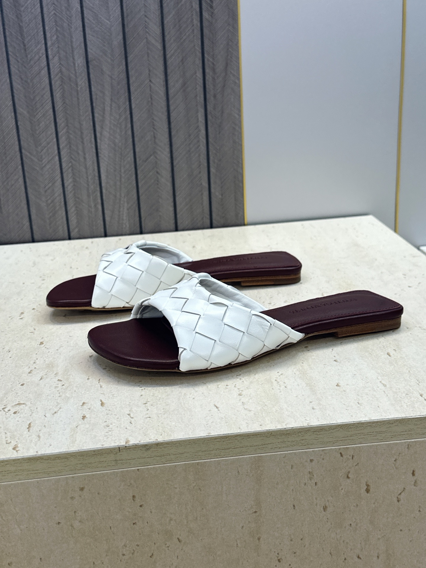 Bottega Veneta 葆蝶家2026春夏新款编织沙滩女鞋 BV字母logo平底方头露趾凉拖鞋 材质:鞋面进口小牛 Bottega Veneta 葆蝶家2026春夏新款编织沙滩女鞋 BV字母logo平底方头露趾凉拖鞋 材质:鞋面进口小牛