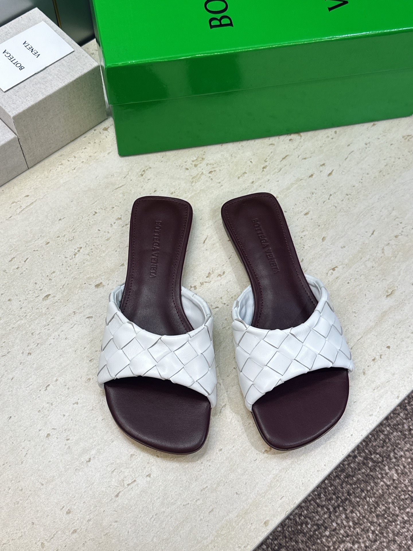 Bottega Veneta 葆蝶家2026春夏新款编织沙滩女鞋 BV字母logo平底方头露趾凉拖鞋 材质:鞋面进口小牛 Bottega Veneta 葆蝶家2026春夏新款编织沙滩女鞋 BV字母logo平底方头露趾凉拖鞋 材质:鞋面进口小牛