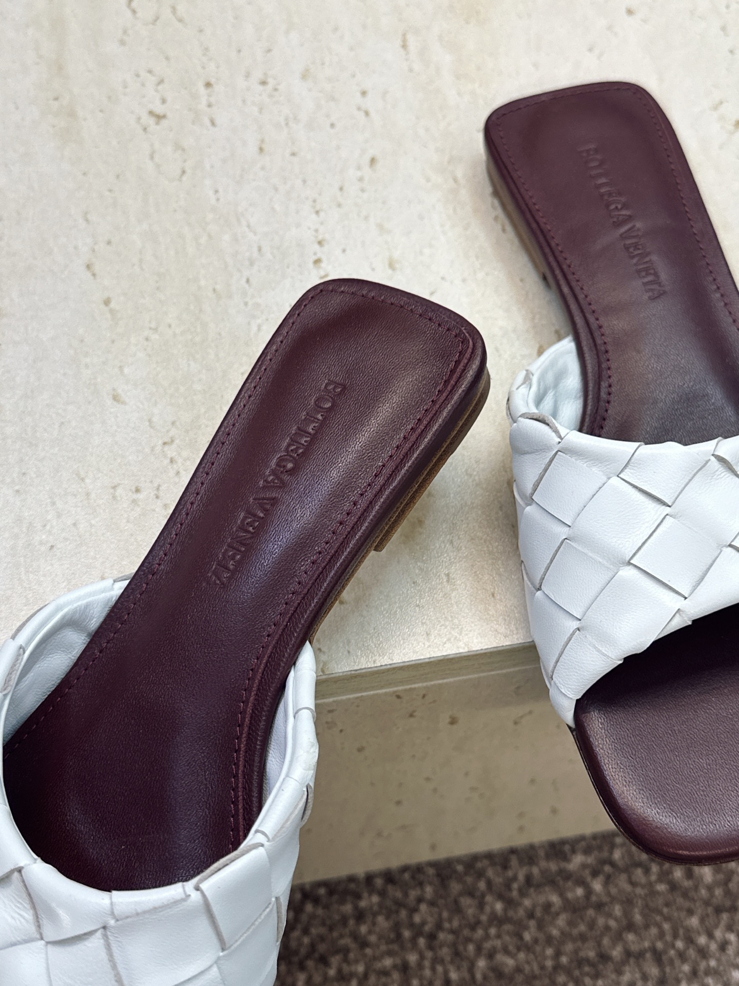 Bottega Veneta 葆蝶家2026春夏新款编织沙滩女鞋 BV字母logo平底方头露趾凉拖鞋 材质:鞋面进口小牛 Bottega Veneta 葆蝶家2026春夏新款编织沙滩女鞋 BV字母logo平底方头露趾凉拖鞋 材质:鞋面进口小牛