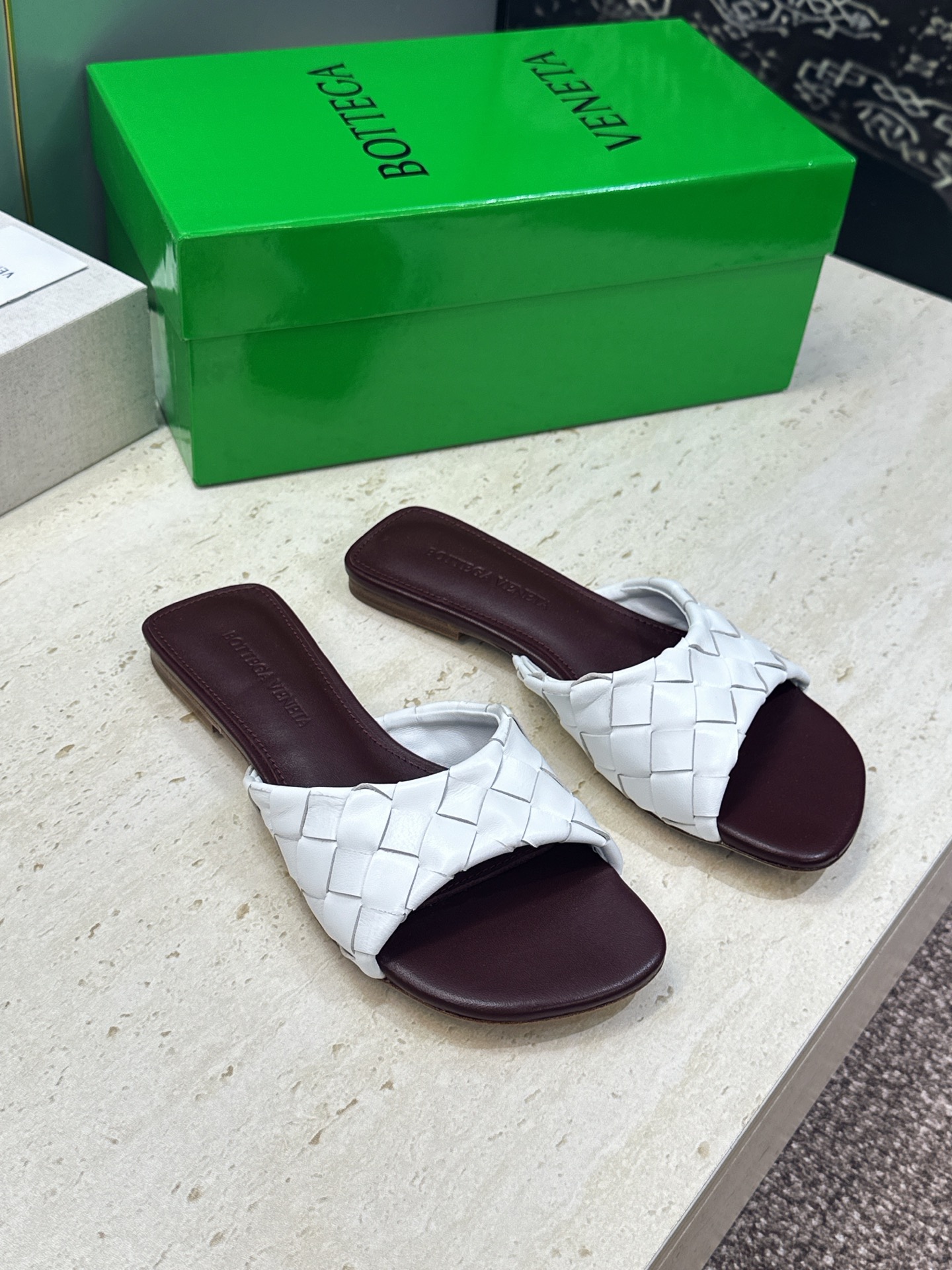 Bottega Veneta 葆蝶家2026春夏新款编织沙滩女鞋 BV字母logo平底方头露趾凉拖鞋 材质:鞋面进口小牛