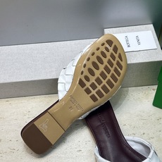 Bottega Veneta 葆蝶家2026春夏新款编织沙滩女鞋 BV字母logo平底方头露趾凉拖鞋 材质:鞋面进口小牛 Bottega Veneta 葆蝶家2026春夏新款编织沙滩女鞋 BV字母logo平底方头露趾凉拖鞋 材质:鞋面进口小牛
