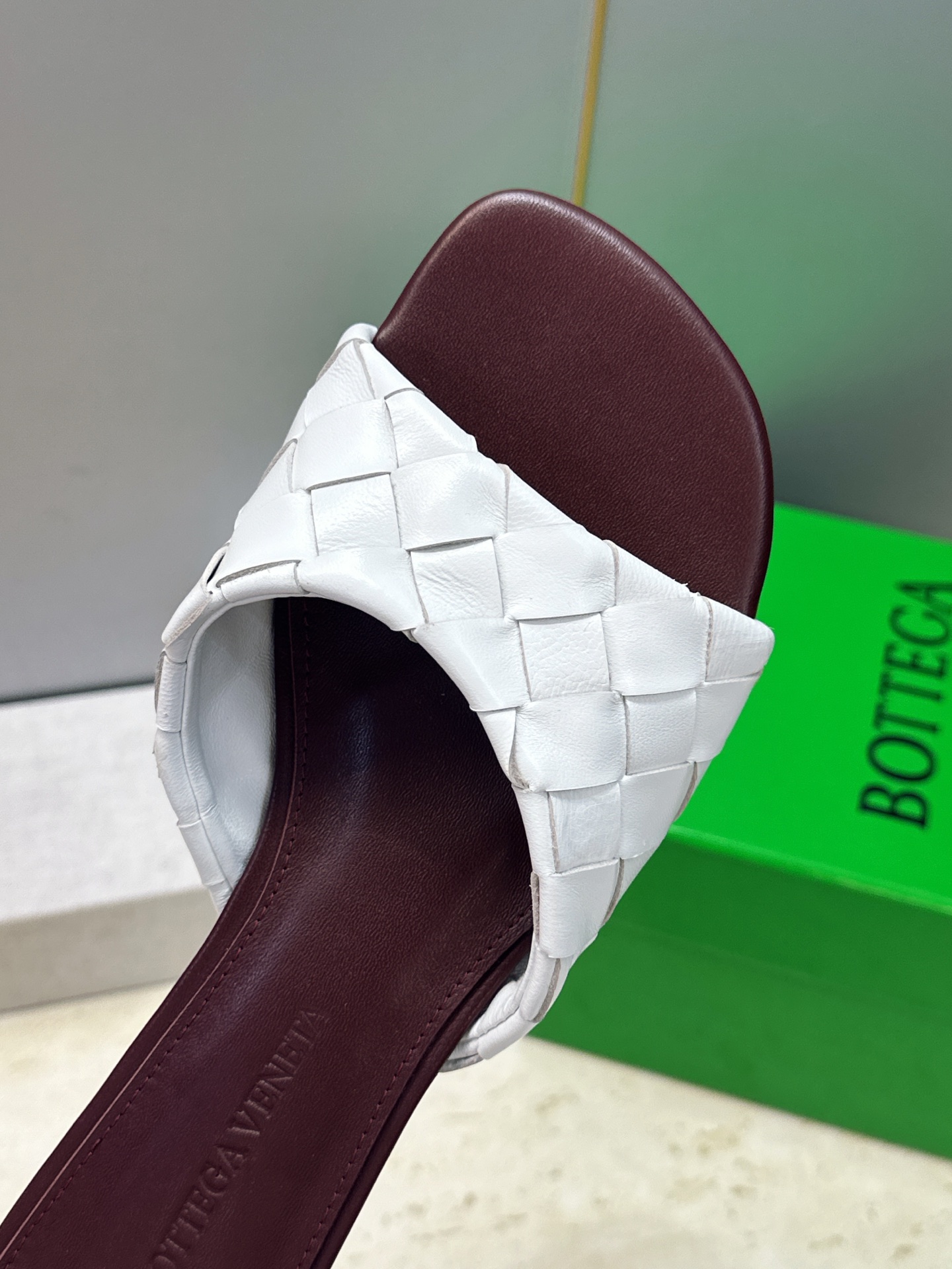 Bottega Veneta 葆蝶家2026春夏新款编织沙滩女鞋 BV字母logo平底方头露趾凉拖鞋 材质:鞋面进口小牛 Bottega Veneta 葆蝶家2026春夏新款编织沙滩女鞋 BV字母logo平底方头露趾凉拖鞋 材质:鞋面进口小牛