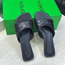 Bottega Veneta 葆蝶家2026春夏新款编织沙滩女鞋 BV字母logo平底方头露趾凉拖鞋 材质:鞋面进口小牛 Bottega Veneta 葆蝶家2026春夏新款编织沙滩女鞋 BV字母logo平底方头露趾凉拖鞋 材质:鞋面进口小牛