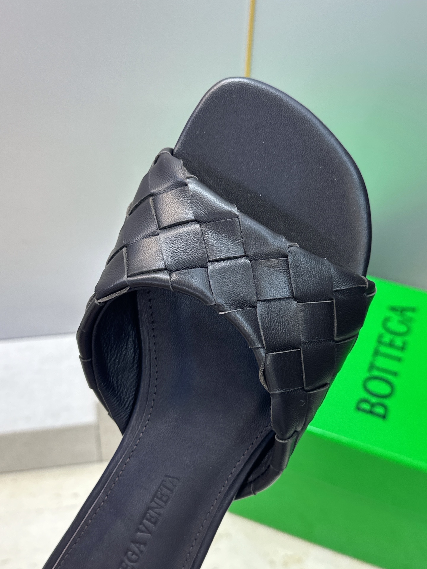 Bottega Veneta 葆蝶家2026春夏新款编织沙滩女鞋 BV字母logo平底方头露趾凉拖鞋 材质:鞋面进口小牛 Bottega Veneta 葆蝶家2026春夏新款编织沙滩女鞋 BV字母logo平底方头露趾凉拖鞋 材质:鞋面进口小牛