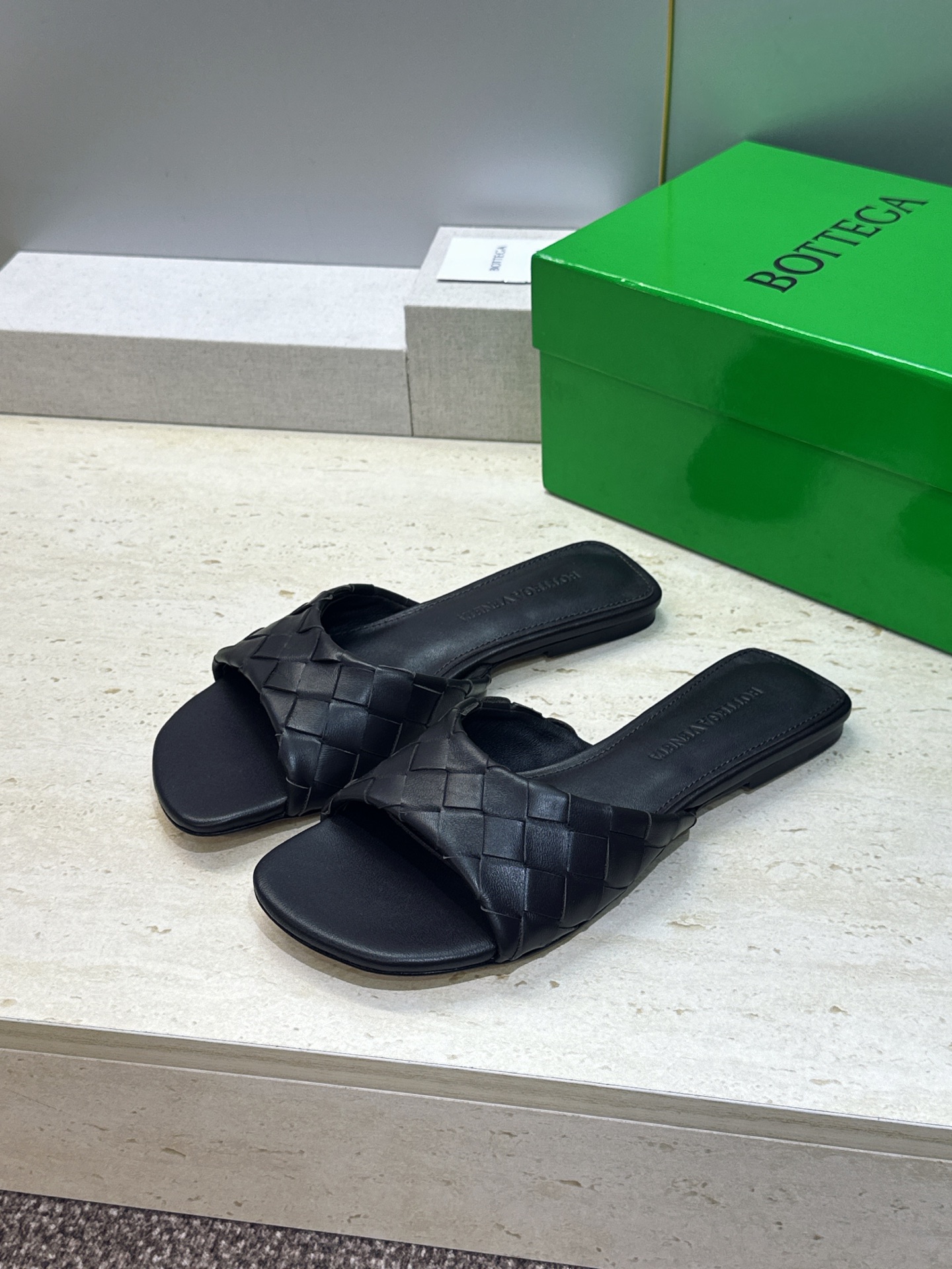 Bottega Veneta 葆蝶家2026春夏新款编织沙滩女鞋 BV字母logo平底方头露趾凉拖鞋 材质:鞋面进口小牛 Bottega Veneta 葆蝶家2026春夏新款编织沙滩女鞋 BV字母logo平底方头露趾凉拖鞋 材质:鞋面进口小牛