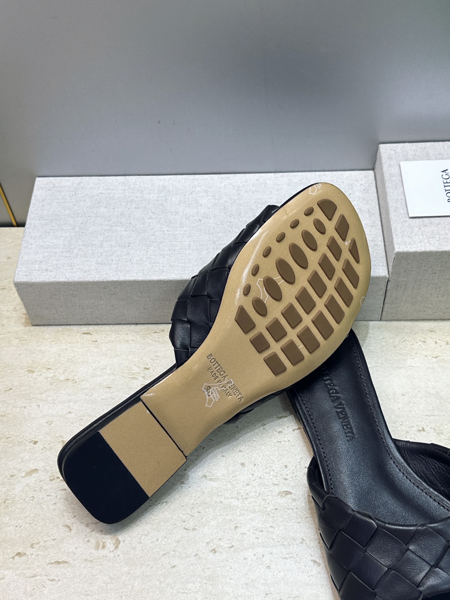 Bottega Veneta 葆蝶家2026春夏新款编织沙滩女鞋 BV字母logo平底方头露趾凉拖鞋 材质:鞋面进口小牛 Bottega Veneta 葆蝶家2026春夏新款编织沙滩女鞋 BV字母logo平底方头露趾凉拖鞋 材质:鞋面进口小牛