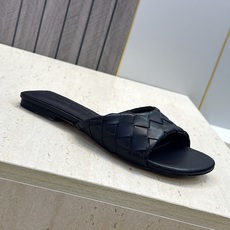 Bottega Veneta 葆蝶家2026春夏新款编织沙滩女鞋 BV字母logo平底方头露趾凉拖鞋 材质:鞋面进口小牛 Bottega Veneta 葆蝶家2026春夏新款编织沙滩女鞋 BV字母logo平底方头露趾凉拖鞋 材质:鞋面进口小牛