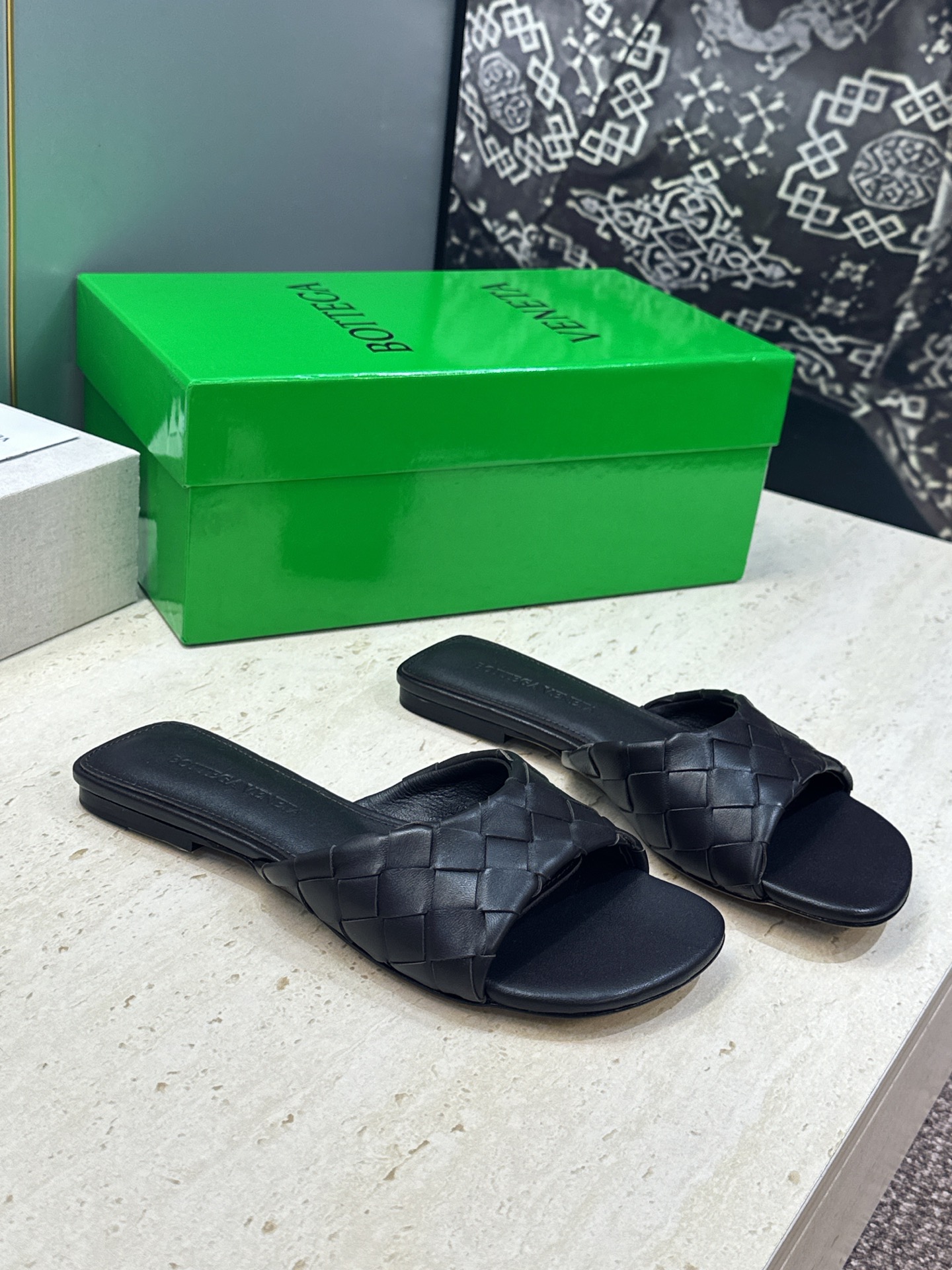 Bottega Veneta 葆蝶家2026春夏新款编织沙滩女鞋 BV字母logo平底方头露趾凉拖鞋 材质:鞋面进口小牛