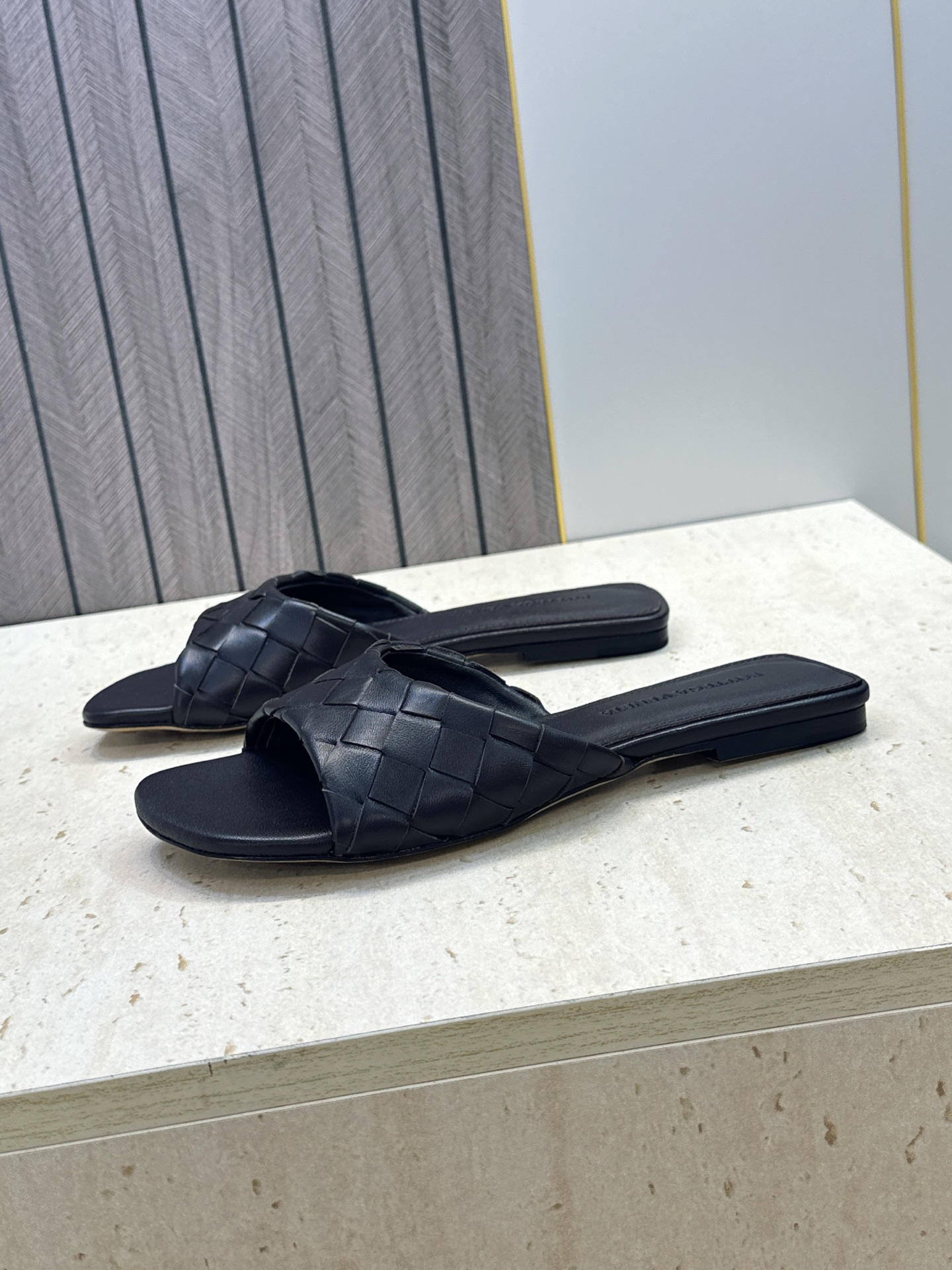 Bottega Veneta 葆蝶家2026春夏新款编织沙滩女鞋 BV字母logo平底方头露趾凉拖鞋 材质:鞋面进口小牛 Bottega Veneta 葆蝶家2026春夏新款编织沙滩女鞋 BV字母logo平底方头露趾凉拖鞋 材质:鞋面进口小牛