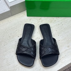 Bottega Veneta 葆蝶家2026春夏新款编织沙滩女鞋 BV字母logo平底方头露趾凉拖鞋 材质:鞋面进口小牛 Bottega Veneta 葆蝶家2026春夏新款编织沙滩女鞋 BV字母logo平底方头露趾凉拖鞋 材质:鞋面进口小牛
