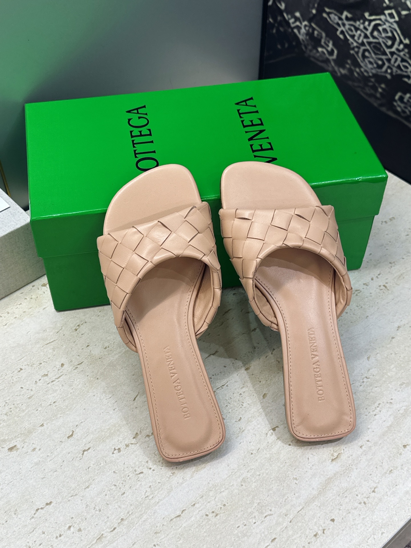 Bottega Veneta 葆蝶家2026春夏新款编织沙滩女鞋 BV字母logo平底方头露趾凉拖鞋 材质:鞋面进口小牛 Bottega Veneta 葆蝶家2026春夏新款编织沙滩女鞋 BV字母logo平底方头露趾凉拖鞋 材质:鞋面进口小牛
