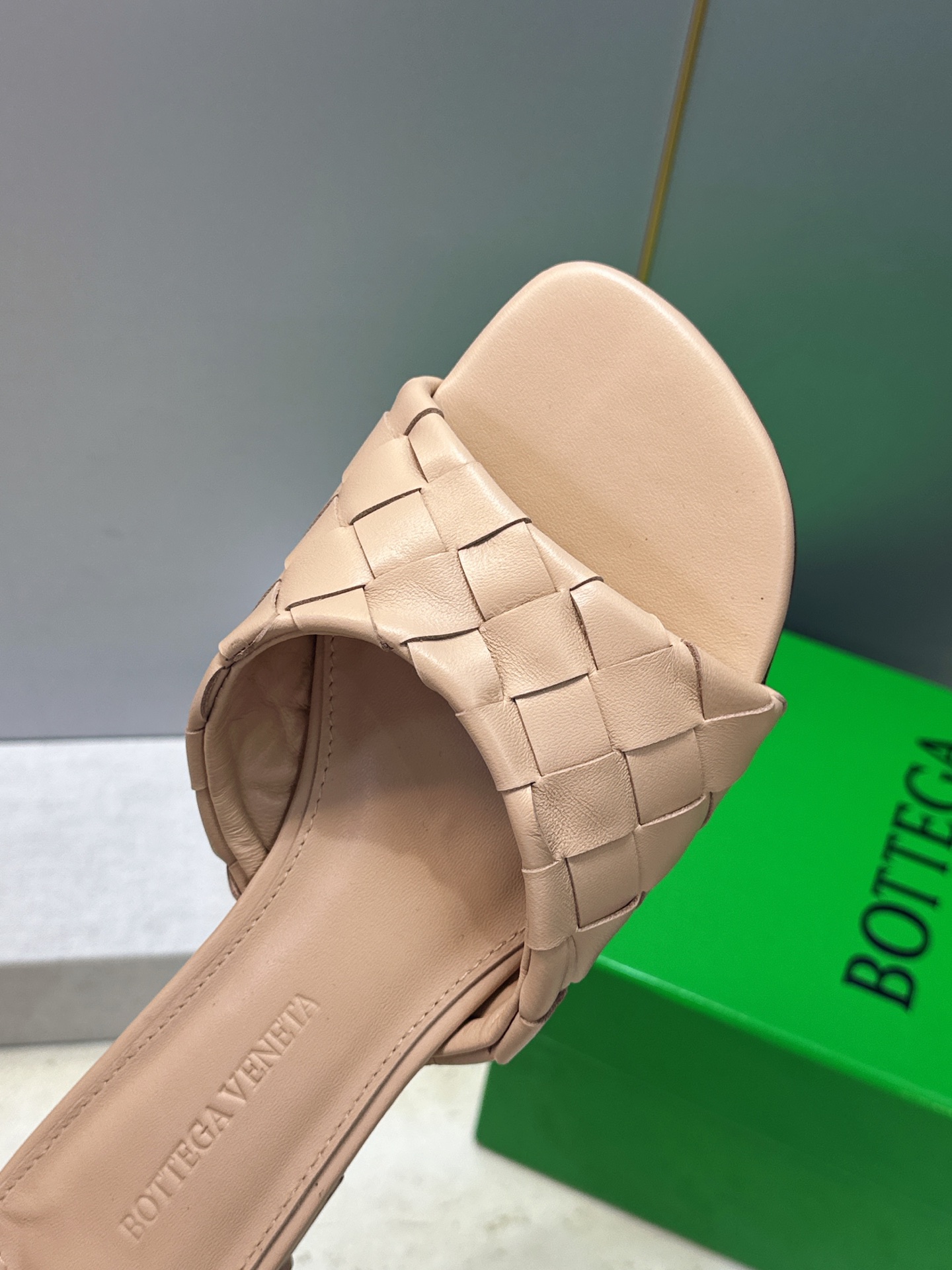 Bottega Veneta 葆蝶家2026春夏新款编织沙滩女鞋 BV字母logo平底方头露趾凉拖鞋 材质:鞋面进口小牛 Bottega Veneta 葆蝶家2026春夏新款编织沙滩女鞋 BV字母logo平底方头露趾凉拖鞋 材质:鞋面进口小牛