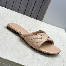 Bottega Veneta 葆蝶家2026春夏新款编织沙滩女鞋 BV字母logo平底方头露趾凉拖鞋 材质:鞋面进口小牛 Bottega Veneta 葆蝶家2026春夏新款编织沙滩女鞋 BV字母logo平底方头露趾凉拖鞋 材质:鞋面进口小牛
