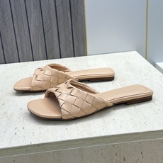 Bottega Veneta 葆蝶家2026春夏新款编织沙滩女鞋 BV字母logo平底方头露趾凉拖鞋 材质:鞋面进口小牛 Bottega Veneta 葆蝶家2026春夏新款编织沙滩女鞋 BV字母logo平底方头露趾凉拖鞋 材质:鞋面进口小牛