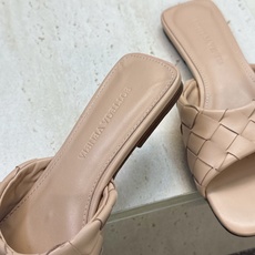 Bottega Veneta 葆蝶家2026春夏新款编织沙滩女鞋 BV字母logo平底方头露趾凉拖鞋 材质:鞋面进口小牛 Bottega Veneta 葆蝶家2026春夏新款编织沙滩女鞋 BV字母logo平底方头露趾凉拖鞋 材质:鞋面进口小牛