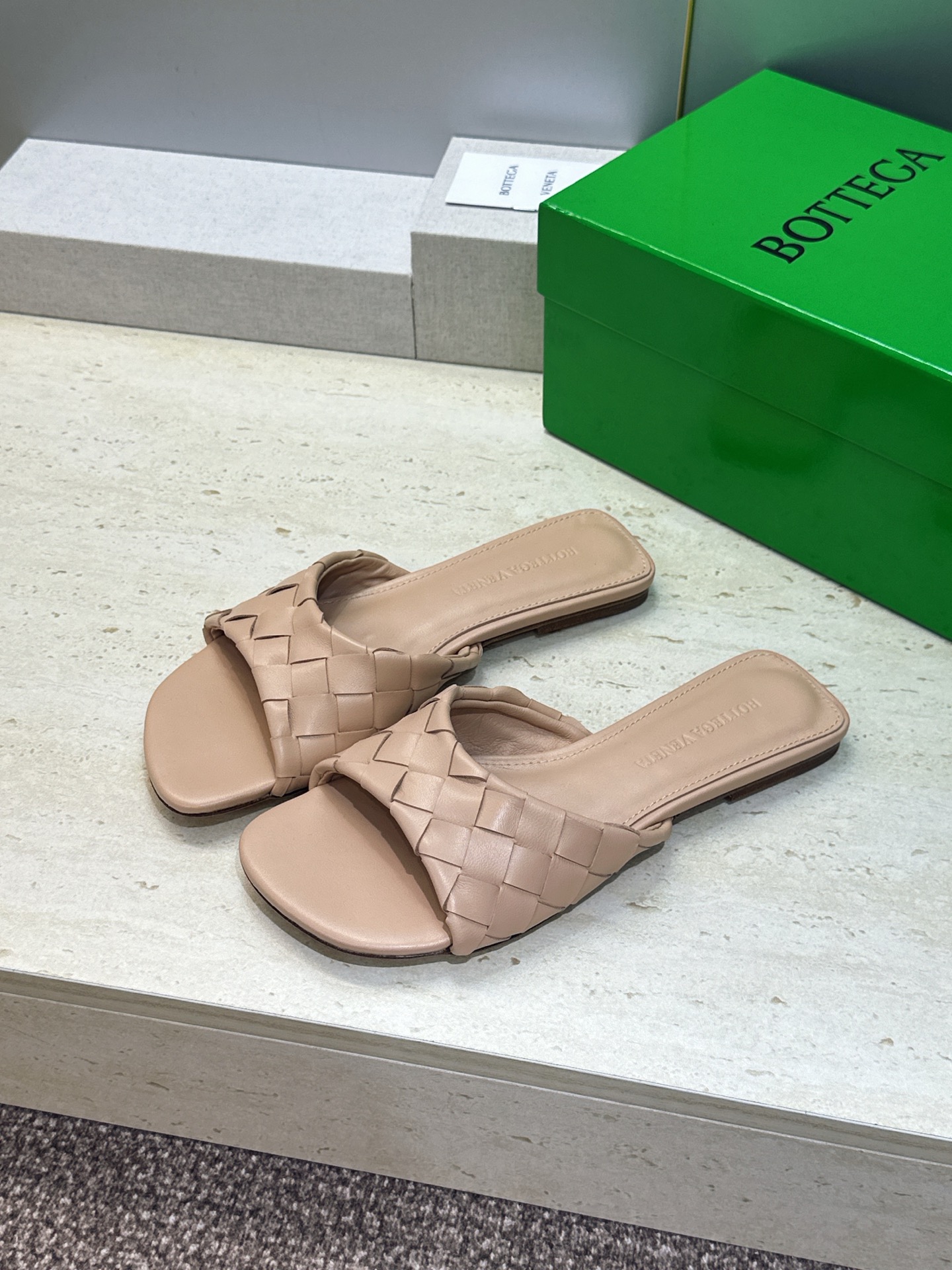 Bottega Veneta 葆蝶家2026春夏新款编织沙滩女鞋 BV字母logo平底方头露趾凉拖鞋 材质:鞋面进口小牛 Bottega Veneta 葆蝶家2026春夏新款编织沙滩女鞋 BV字母logo平底方头露趾凉拖鞋 材质:鞋面进口小牛