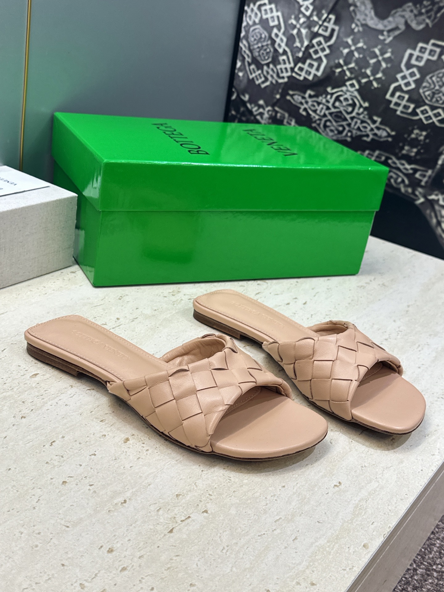 Bottega Veneta 葆蝶家2026春夏新款编织沙滩女鞋 BV字母logo平底方头露趾凉拖鞋 材质:鞋面进口小牛