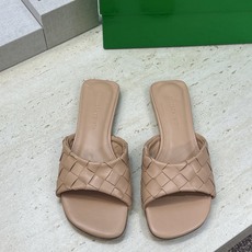 Bottega Veneta 葆蝶家2026春夏新款编织沙滩女鞋 BV字母logo平底方头露趾凉拖鞋 材质:鞋面进口小牛 Bottega Veneta 葆蝶家2026春夏新款编织沙滩女鞋 BV字母logo平底方头露趾凉拖鞋 材质:鞋面进口小牛