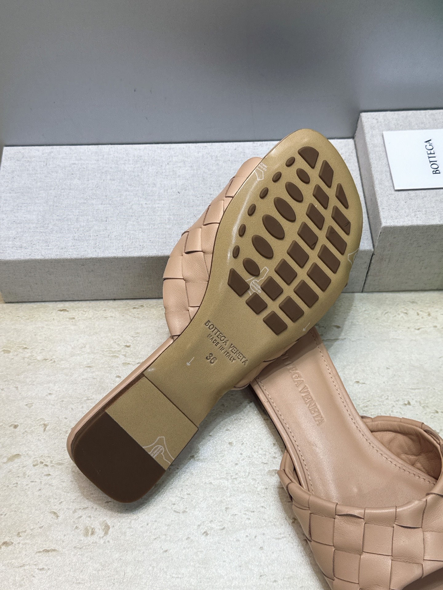 Bottega Veneta 葆蝶家2026春夏新款编织沙滩女鞋 BV字母logo平底方头露趾凉拖鞋 材质:鞋面进口小牛 Bottega Veneta 葆蝶家2026春夏新款编织沙滩女鞋 BV字母logo平底方头露趾凉拖鞋 材质:鞋面进口小牛