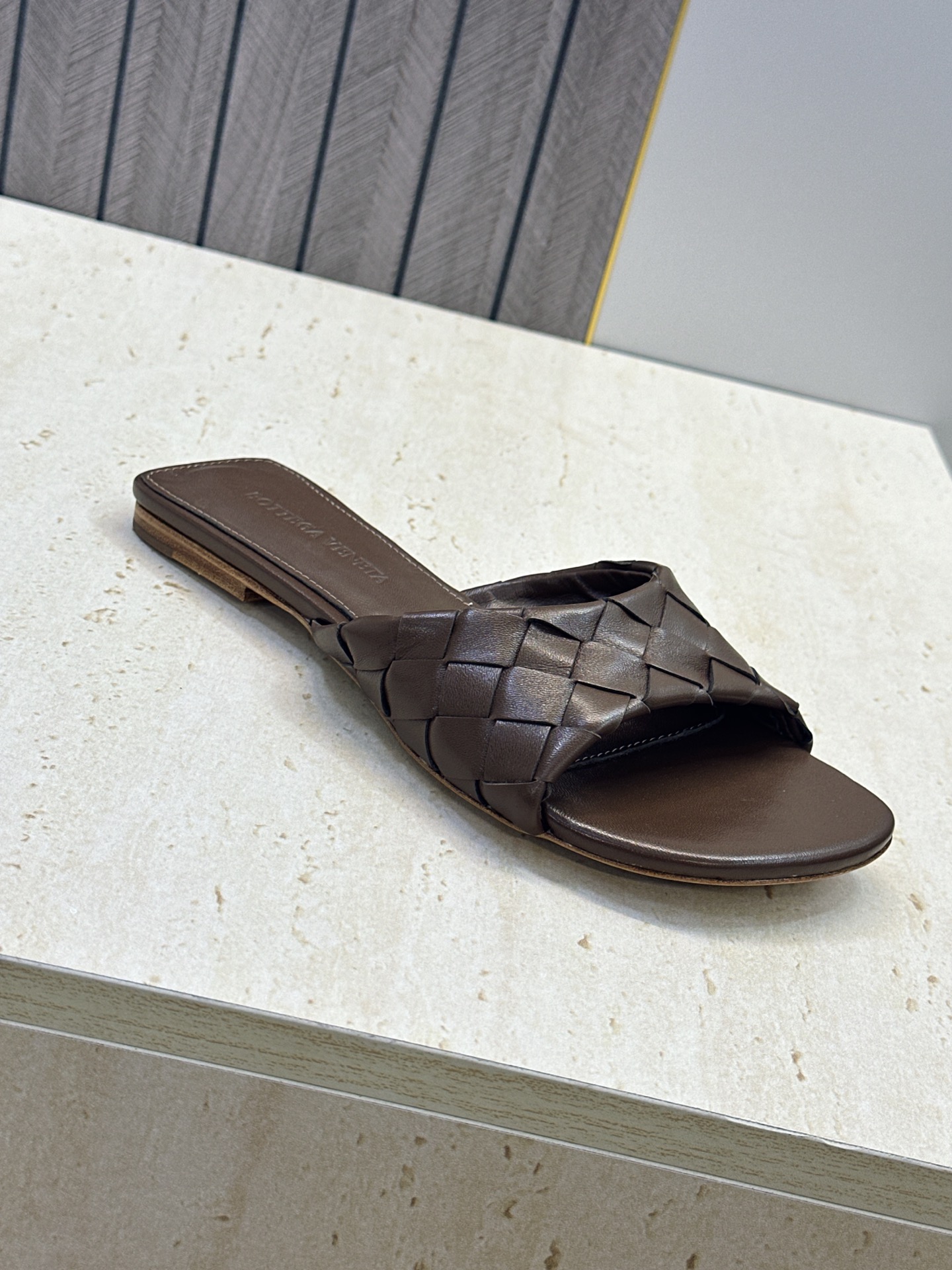 Bottega Veneta 葆蝶家2026春夏新款编织沙滩女鞋 BV字母logo平底方头露趾凉拖鞋 材质:鞋面进口小牛 Bottega Veneta 葆蝶家2026春夏新款编织沙滩女鞋 BV字母logo平底方头露趾凉拖鞋 材质:鞋面进口小牛