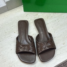 Bottega Veneta 葆蝶家2026春夏新款编织沙滩女鞋 BV字母logo平底方头露趾凉拖鞋 材质:鞋面进口小牛 Bottega Veneta 葆蝶家2026春夏新款编织沙滩女鞋 BV字母logo平底方头露趾凉拖鞋 材质:鞋面进口小牛