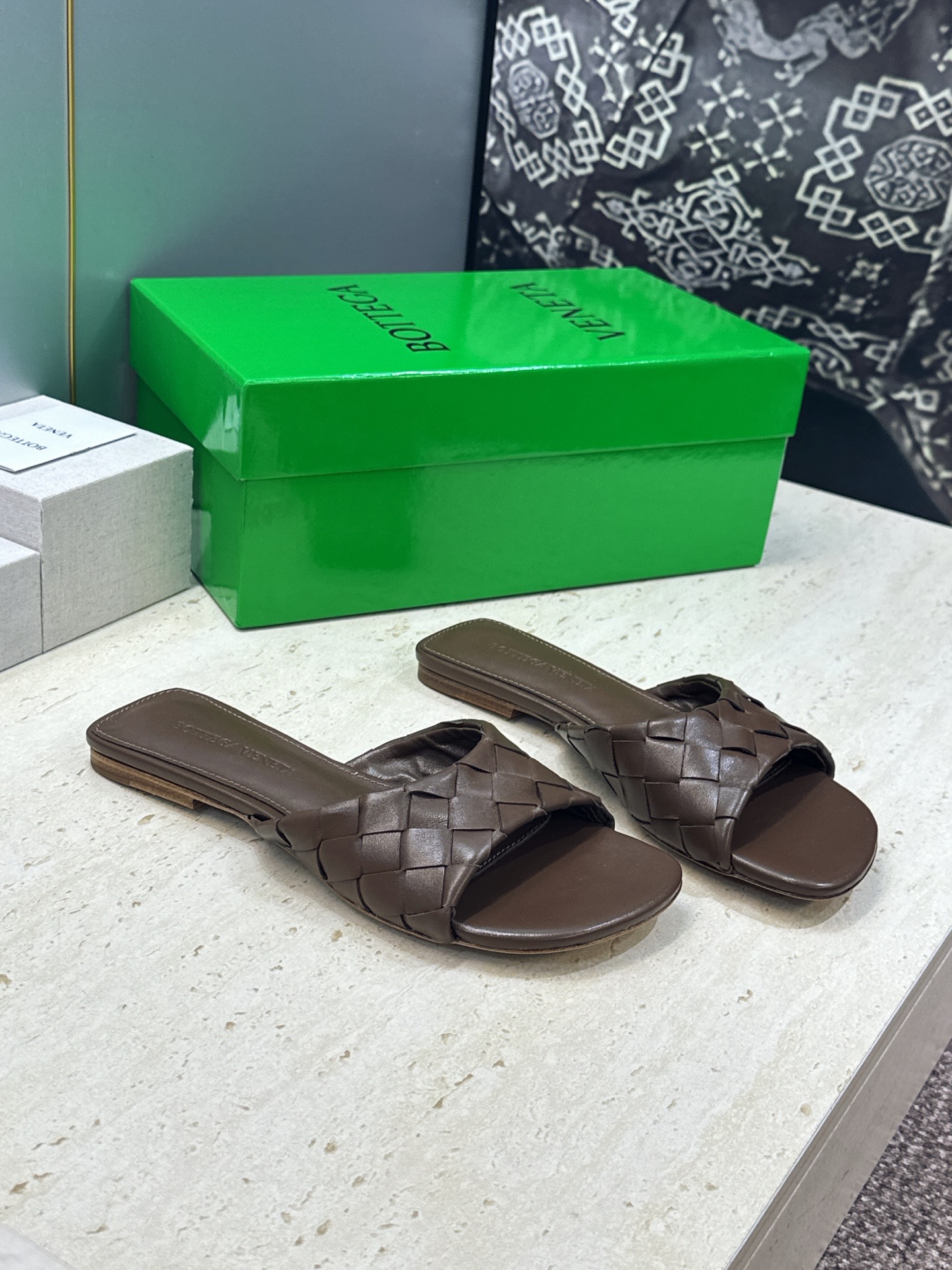 Bottega Veneta 葆蝶家2026春夏新款编织沙滩女鞋 BV字母logo平底方头露趾凉拖鞋 材质:鞋面进口小牛