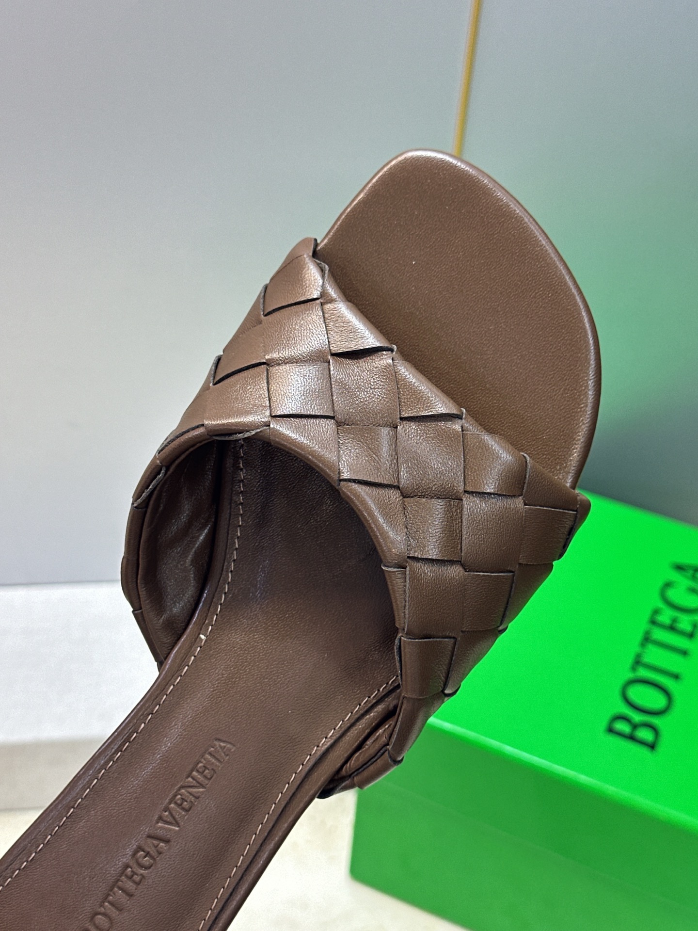Bottega Veneta 葆蝶家2026春夏新款编织沙滩女鞋 BV字母logo平底方头露趾凉拖鞋 材质:鞋面进口小牛 Bottega Veneta 葆蝶家2026春夏新款编织沙滩女鞋 BV字母logo平底方头露趾凉拖鞋 材质:鞋面进口小牛